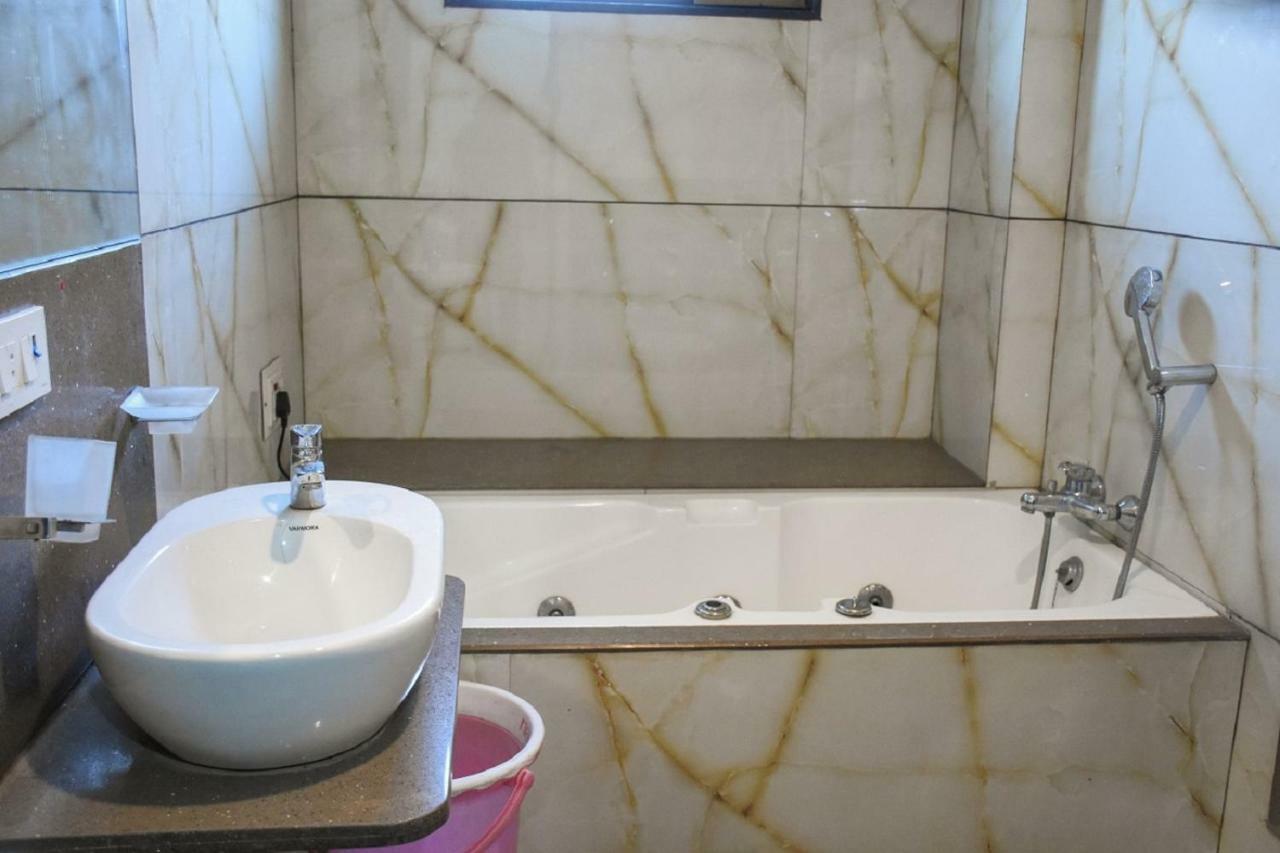 Hotel Dilip Ιντόρ Εξωτερικό φωτογραφία